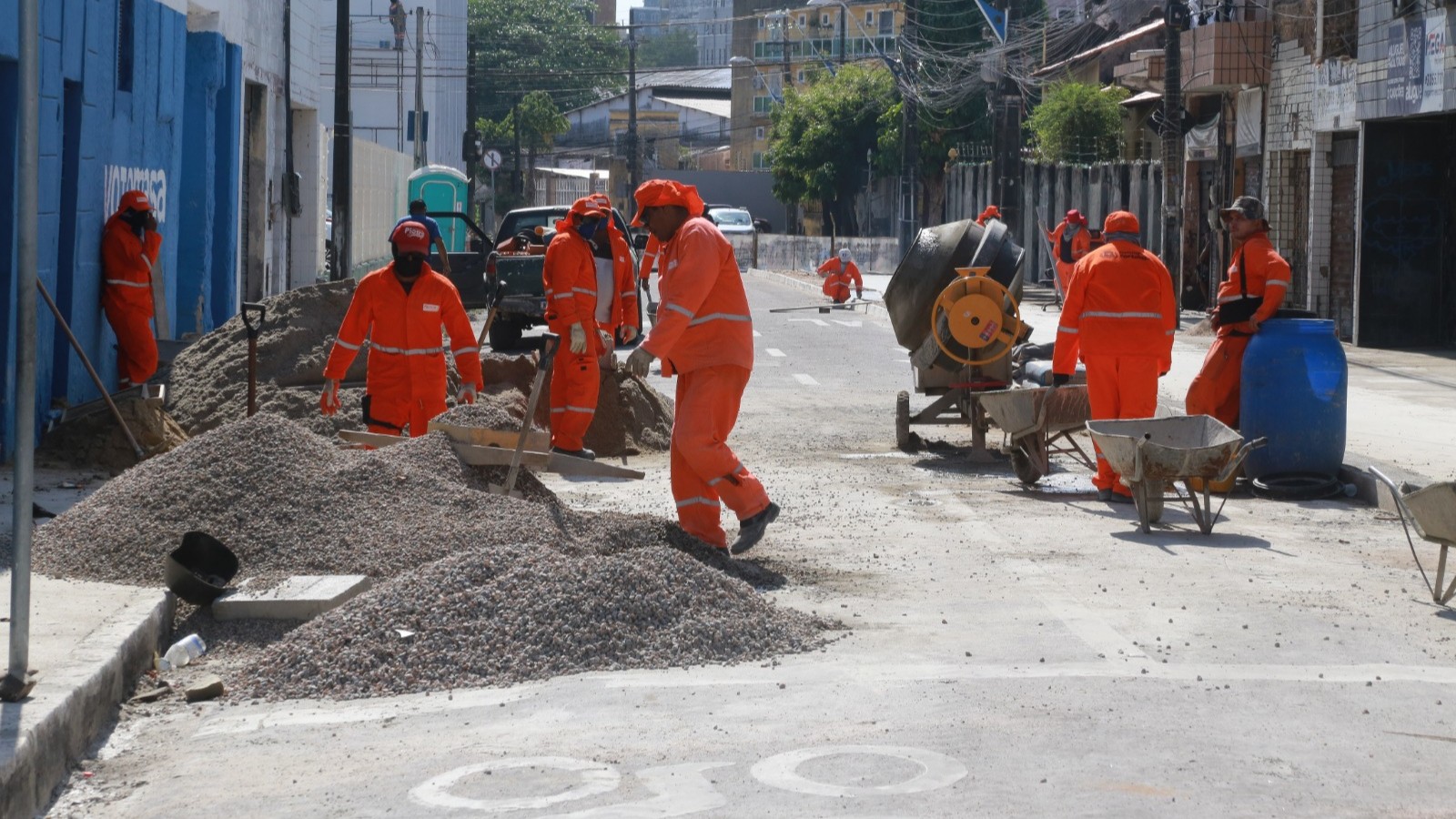operários trabalhando na pavimentação de uma rua